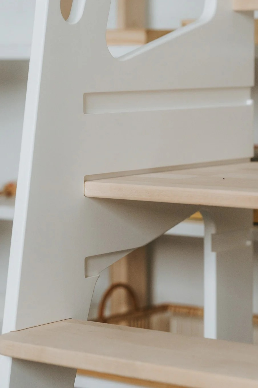 Détail des matières et finitions d’un mobilier Montessori en bois