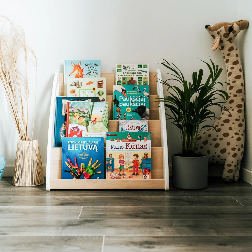 Étagère à livres de face dans un coin lecture aménagé pour un enfant