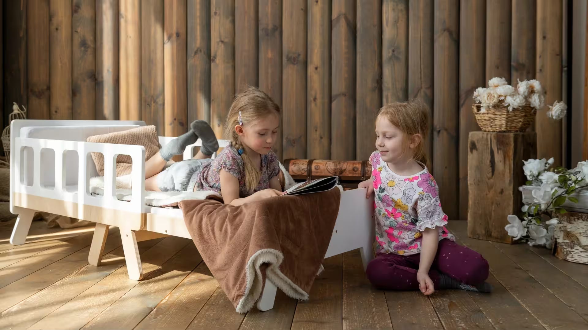 Lit au sol Montessori dans une chambre de bébé sécurisée