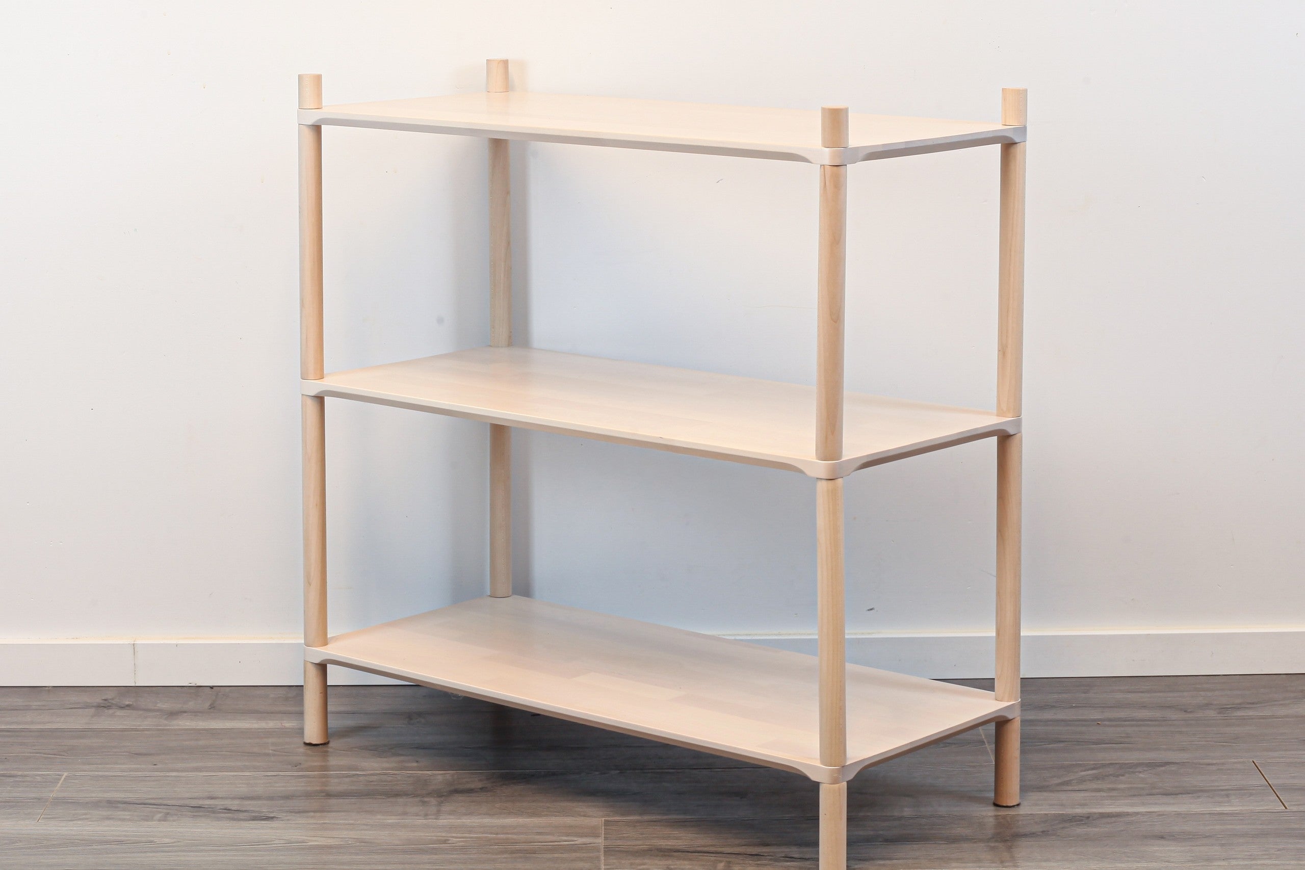 Étagère Montessori 80 cm - 3 niveaux – Une étagère en bois contre un mur dans une pièce