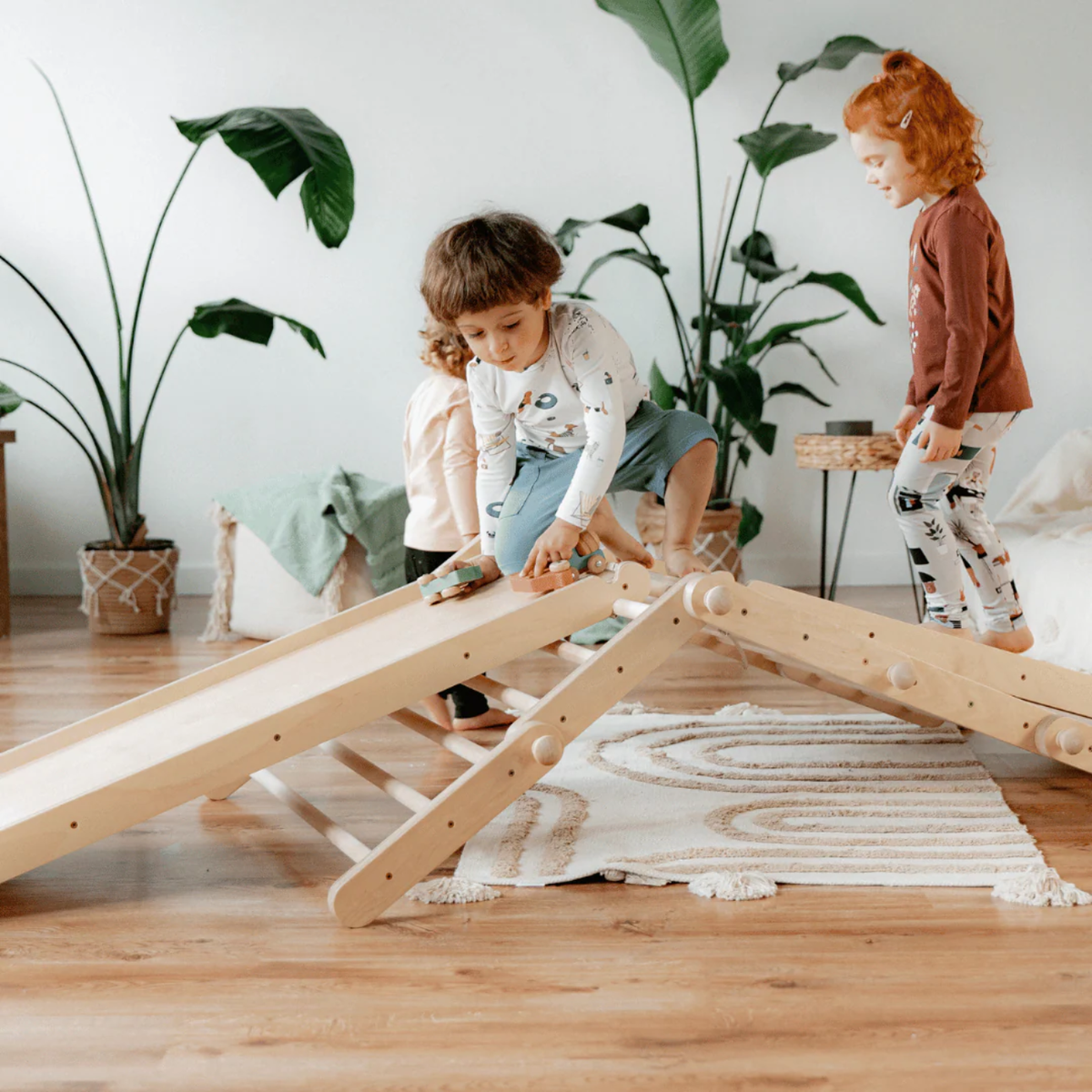 Mobilier Montessori en bois naturel pour enfant