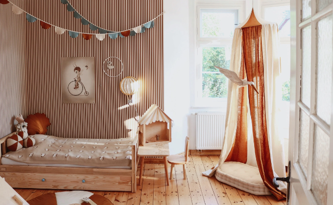 Ciel de lit en coton et lin caramel dans une chambre d’enfant