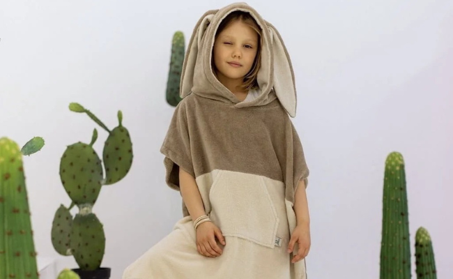 Poncho de bain beige à capuche pour enfant