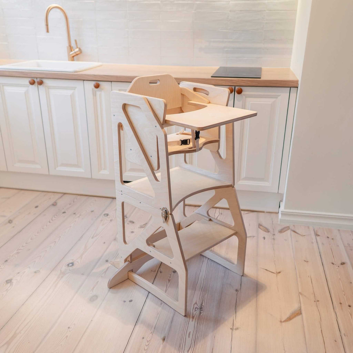 Tour d’observation Modustep avec chaise haute – Une étagère en bois assise au milieu d'une pièce