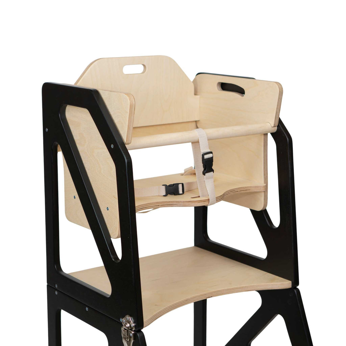 Tour d’observation Modustep avec chaise haute – Une chaise en noir et blanc sur fond blanc