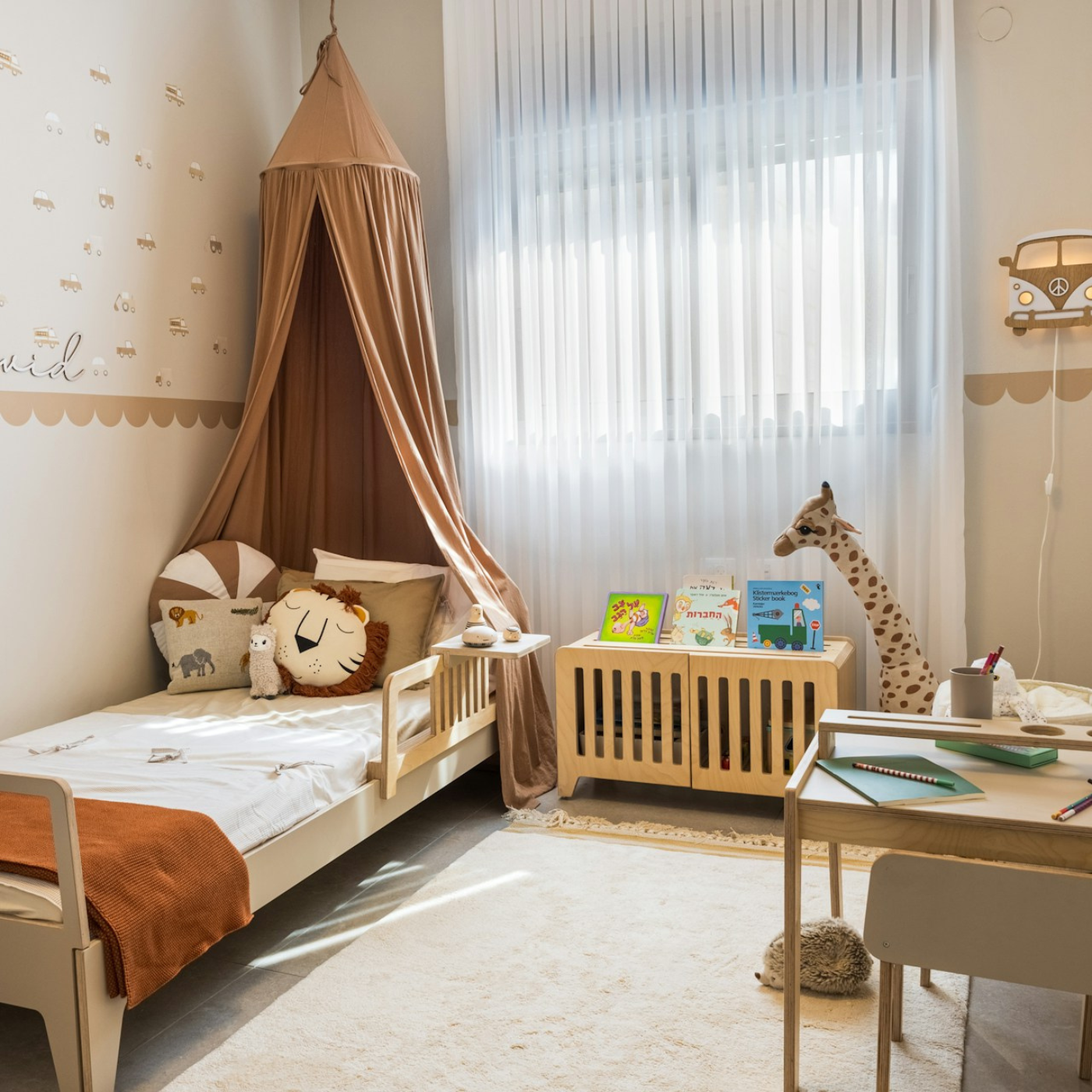 Chambre Montessori minimaliste avec mobilier bas et espace de circulation dégagé