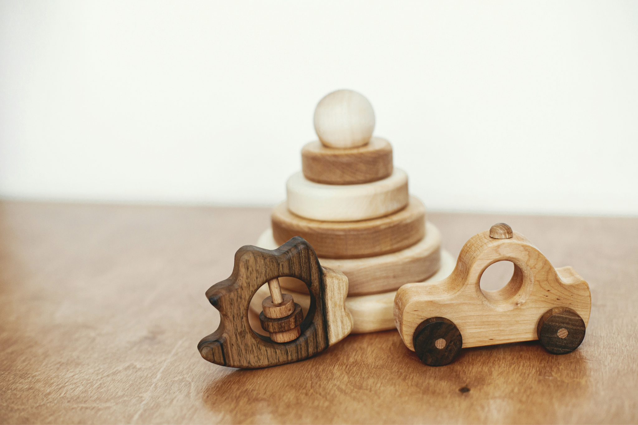 Jouets Montessori en bois massif sur table en bois — pyramide d'empilement et voiture d'évei