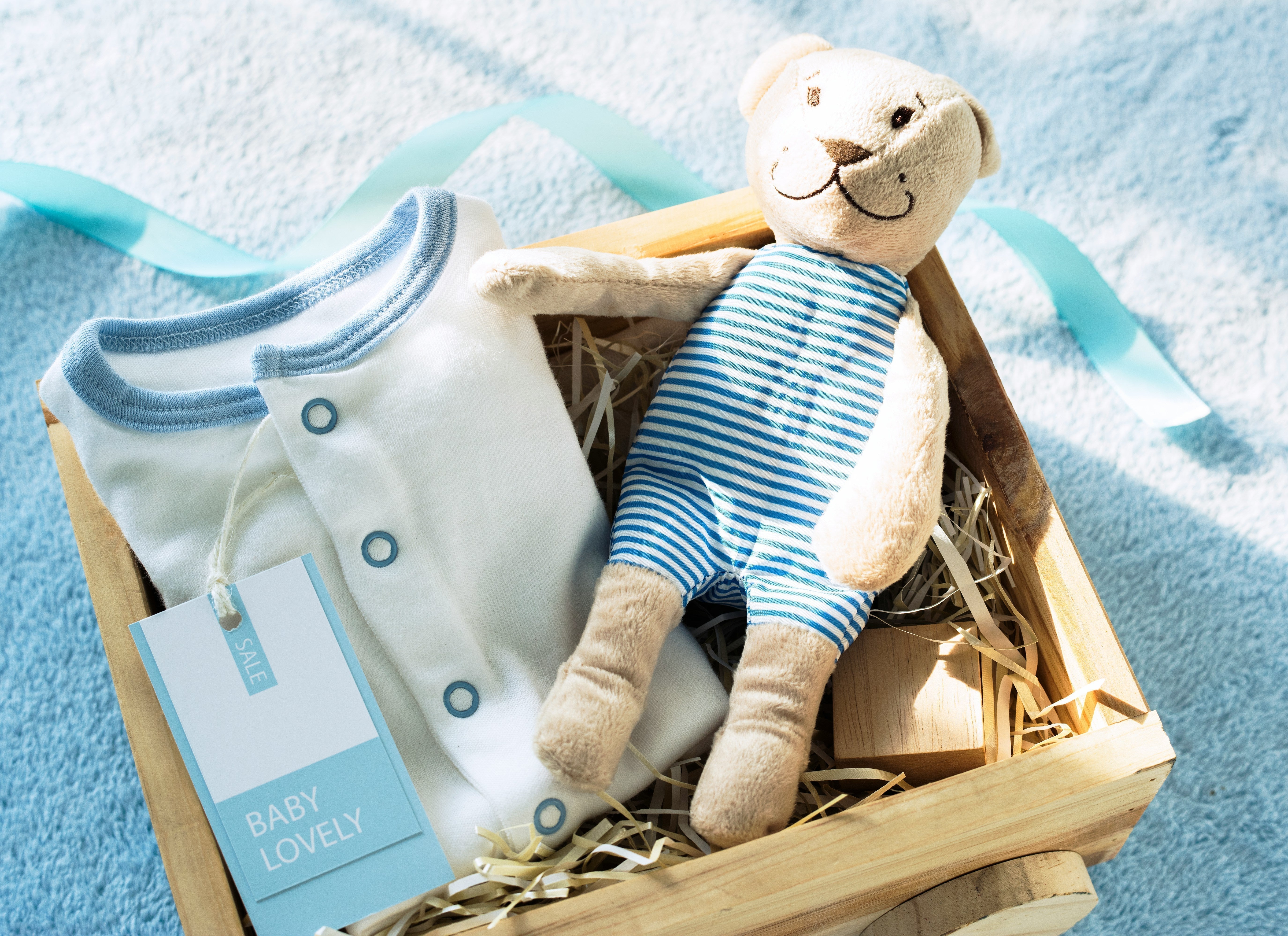 Coffret de naissance minimaliste avec textile, doudou tricoté et hochet en bois