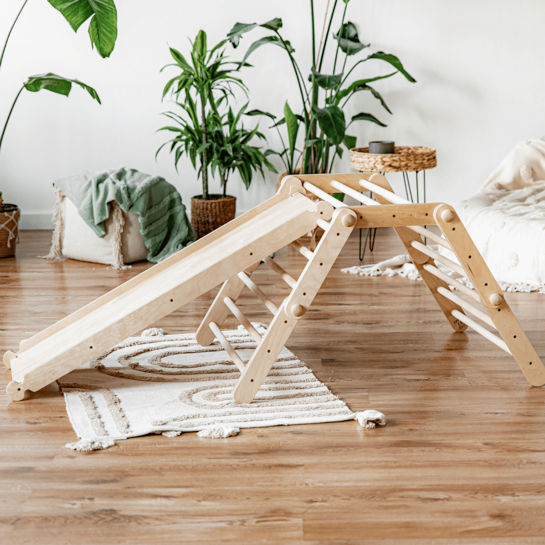Triangle Pikler modulable en bois avec rampe d’escalade