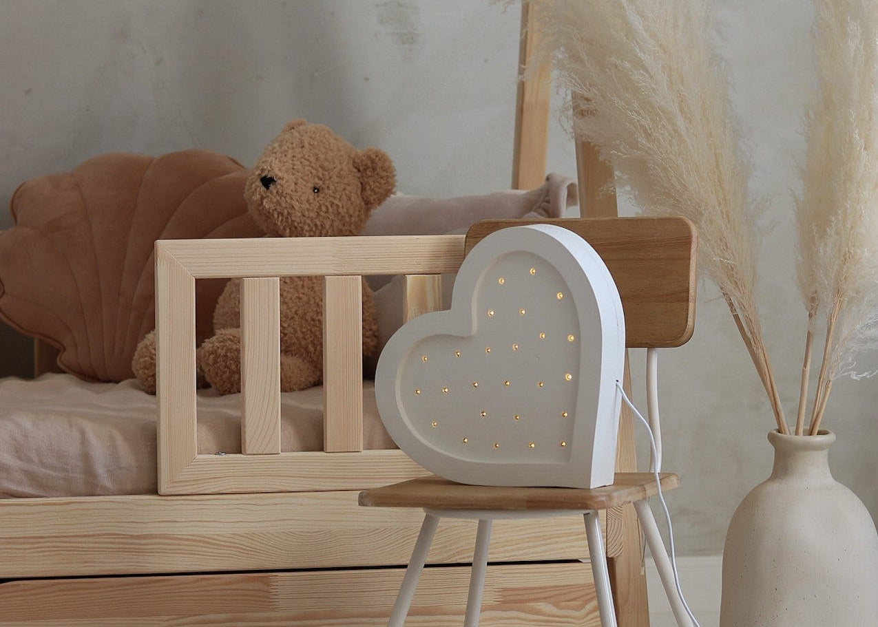 Lampe veilleuse en bois en forme de cœur diffusant une lumière douce