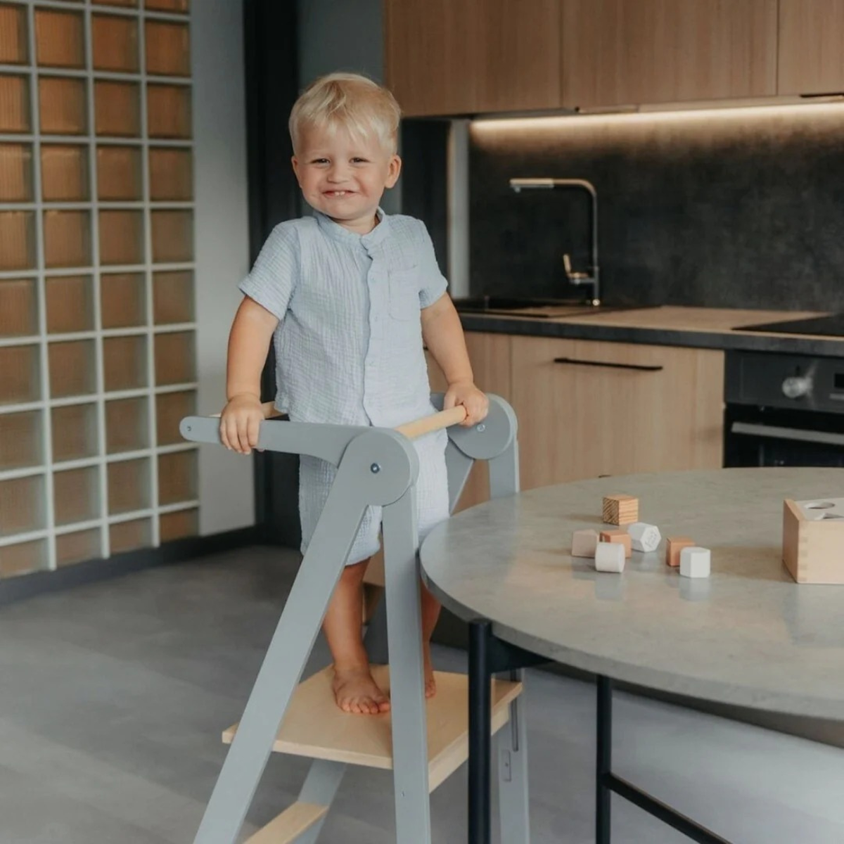Enfant participant à une activité quotidienne sur une tour d’observation Montessori