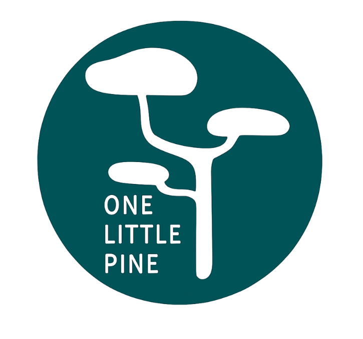 Logo One Little Pine – mobilier Montessori en bois naturel