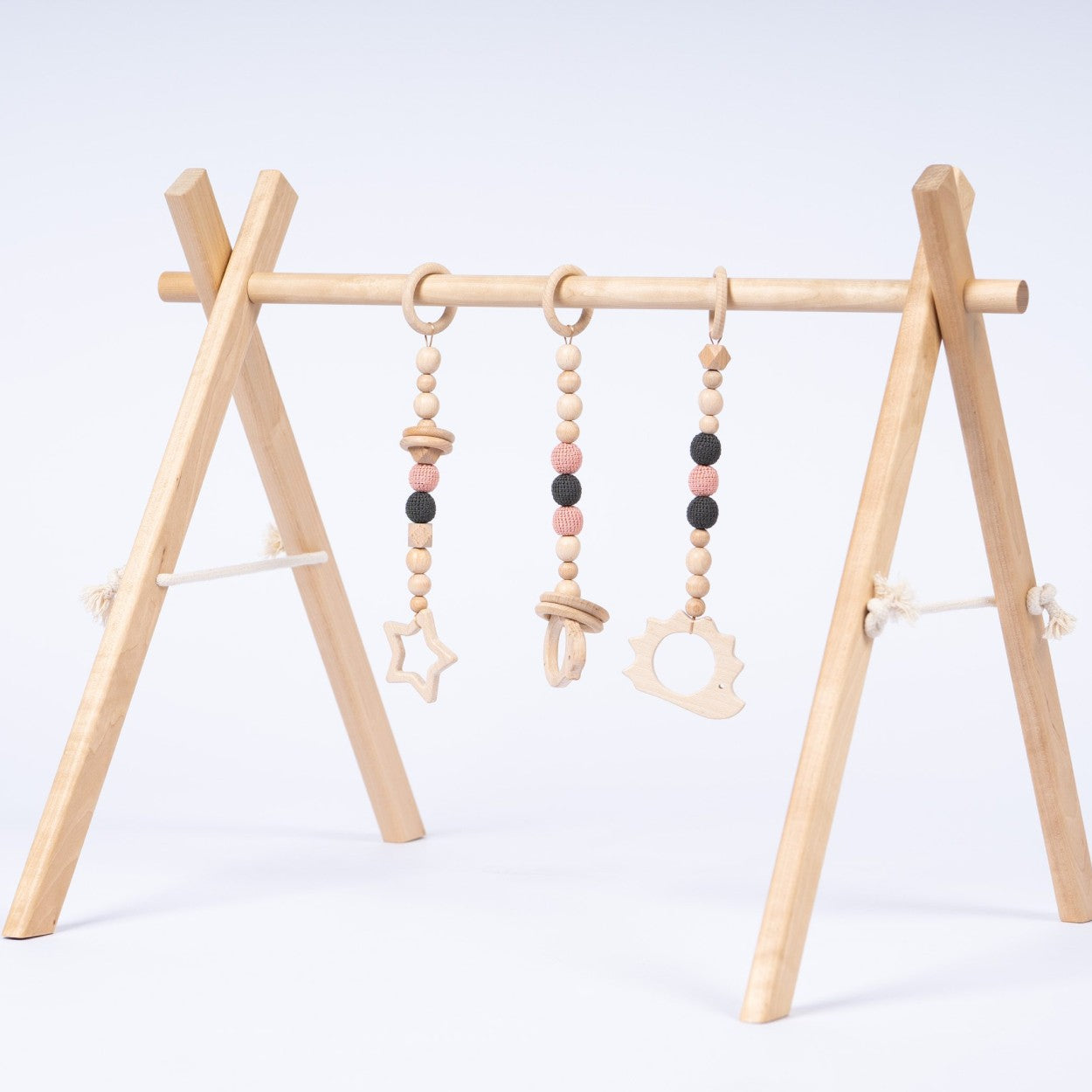 Portique d’éveil en bois, sélection cadeau de naissance