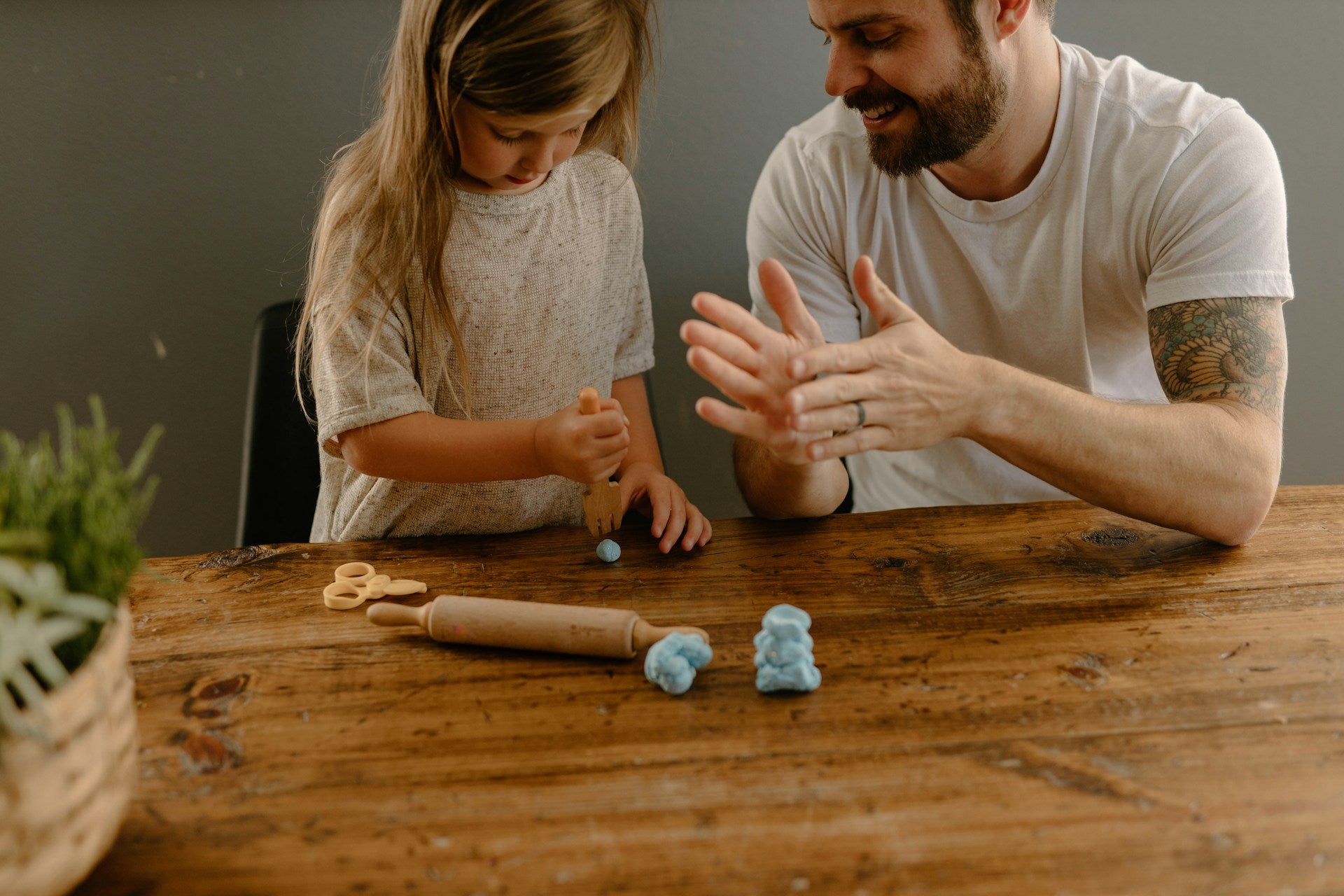 Valentin, fondateur de Le Minimaliste, avec son fils