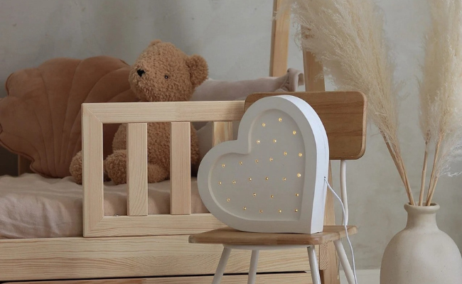 Lampe veilleuse en bois en forme de cœur