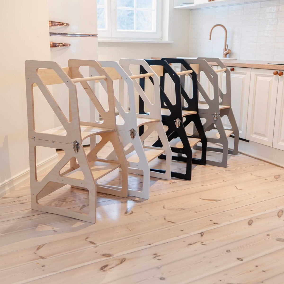 Tour d’observation Modustep avec chaise haute – une étagère en bois posée sur un sol en bois dur