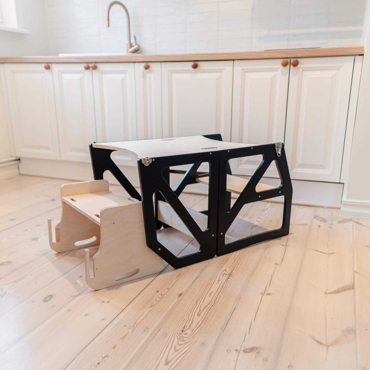 Tour d’observation Modustep avec chaise haute – Une étagère noire assise au milieu d'une pièce