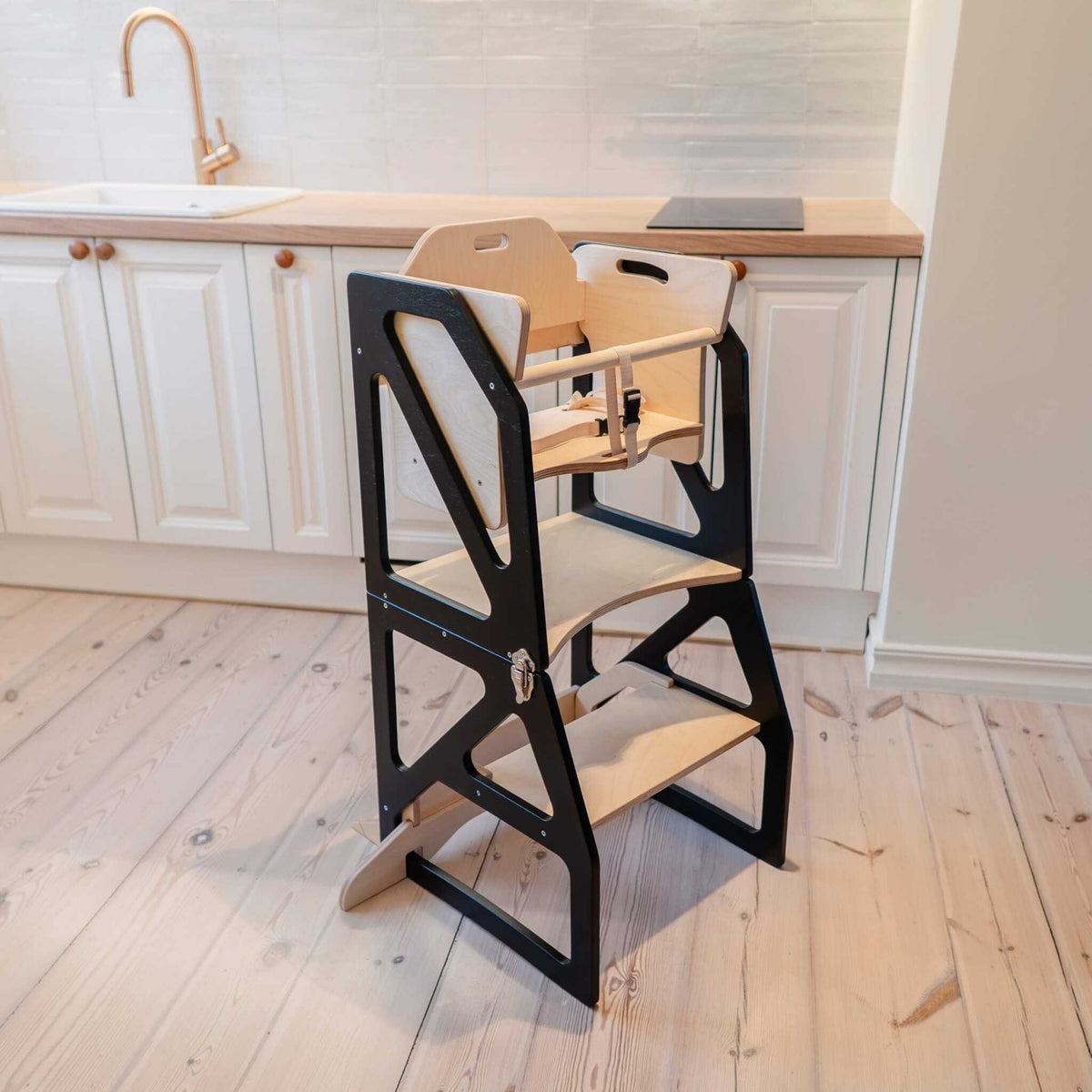 Tour d’observation Modustep avec chaise haute – Une étagère noire et blanche dans une salle de bain