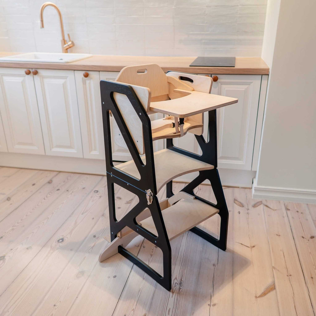 Tour d’observation Modustep avec chaise haute – Une étagère en bois au milieu d'une cuisine
